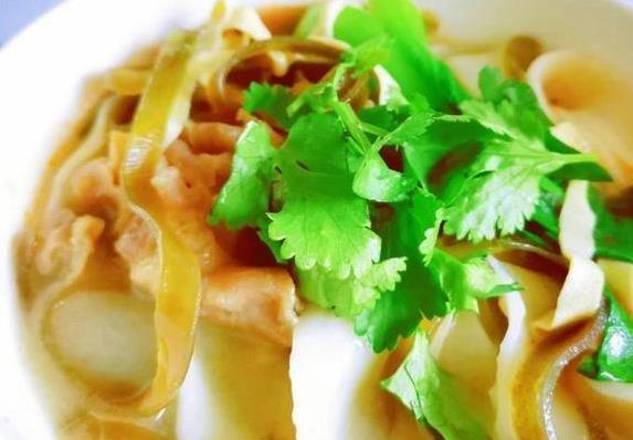一碗羊肉烩面香翻全家，简单三步做出饭馆味？