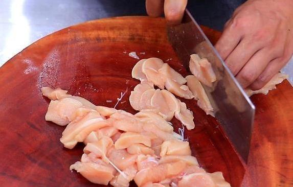 2分钟炸出金黄鸡柳，外酥里嫩，孩子抢着吃
