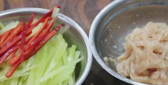青笋鸡丝一拌秒杀大餐！只加这一味，脆爽嫩滑全家夸