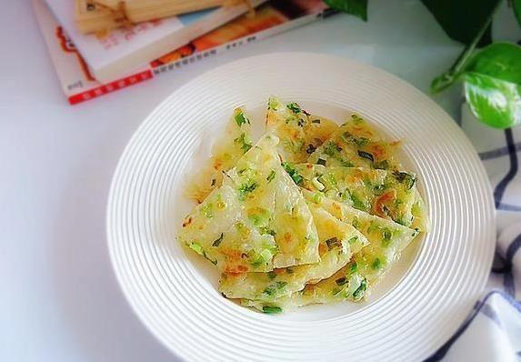 家常葱油饼超简单做法，外酥里软香喷喷，3分钟学会全家抢着吃