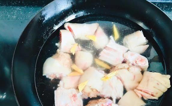 猪蹄选前蹄还是后蹄？区别大了，3招教你炖出香喷喷好汤