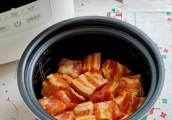 电饭煲做红烧肉，简单3步出锅，香到邻居敲门？