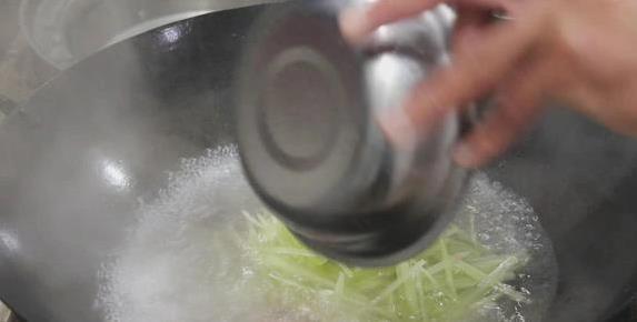 青笋鸡丝一拌秒杀大餐！只加这一味，脆爽嫩滑全家夸