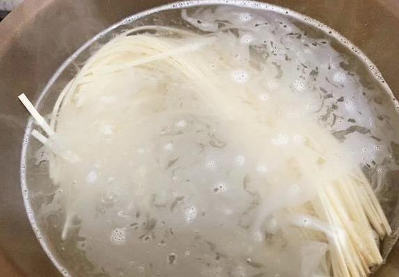 20分钟搞定韩式拌面，简单3步出大餐，家人吃完抢着夸