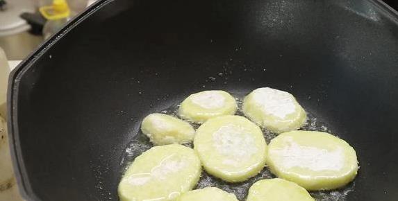 土豆片不油炸照样酥，家常一招炒出饭店味，你敢试吗？