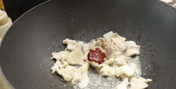 土豆片不油炸照样酥，家常一招炒出饭店味，你敢试吗？