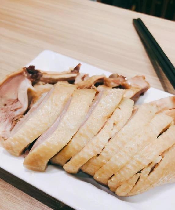 上海老店火31年，盐水鸭香到排长队，一碗鸭汤鲜得停不下来
