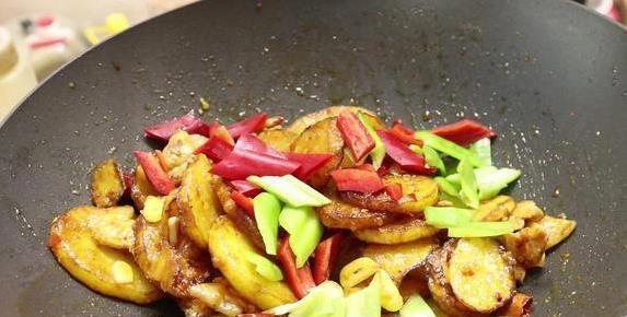 土豆片不油炸照样酥，家常一招炒出饭店味，你敢试吗？