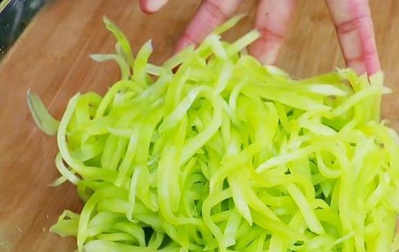 莴笋不焯水也能脆？3分钟拌出爽口菜，孩子吃完还想要