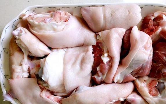猪蹄选大还是小？3招教你挑对，炖出香软不油腻