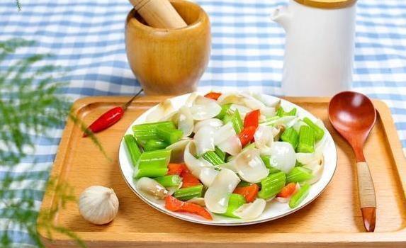 家常芹菜香翻天，3分钟学会炒出饭店味，你敢试吗？