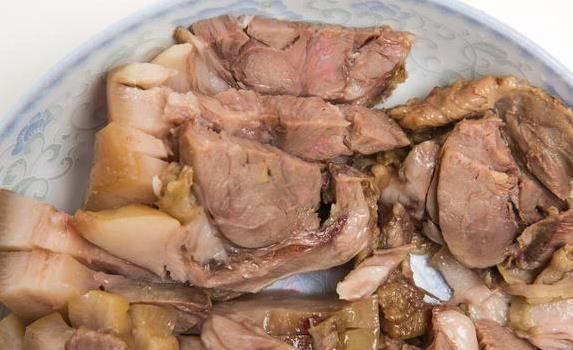 偏僻小巷猪头肉30年不倒，柴火换煤气仍香翻，排队一小时抢不到？