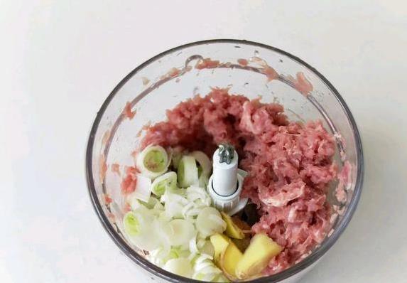 孩子吵着要吃香菇肉饼，简单3步煎出美味，全家抢着吃