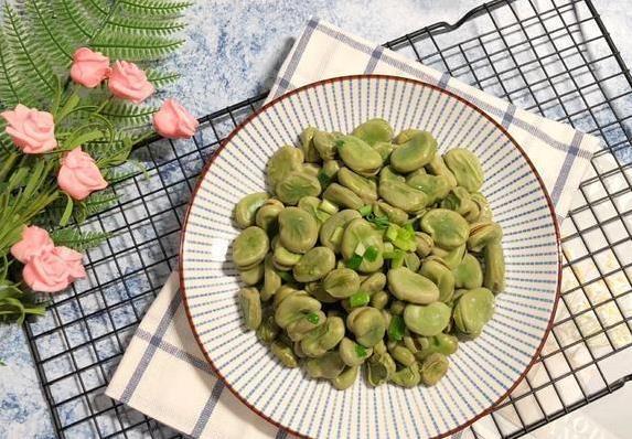 蚕豆炒一盘香翻全家，简单做法藏大秘密，你家这样吃过吗？