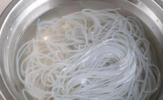 白萝卜炒粉条有秘诀，少做一步菜就废，3分钟学会饭店味