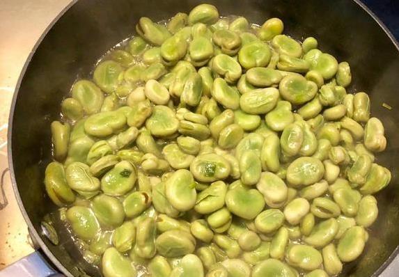 蚕豆炒一盘香翻全家，简单做法藏大秘密，你家这样吃过吗？