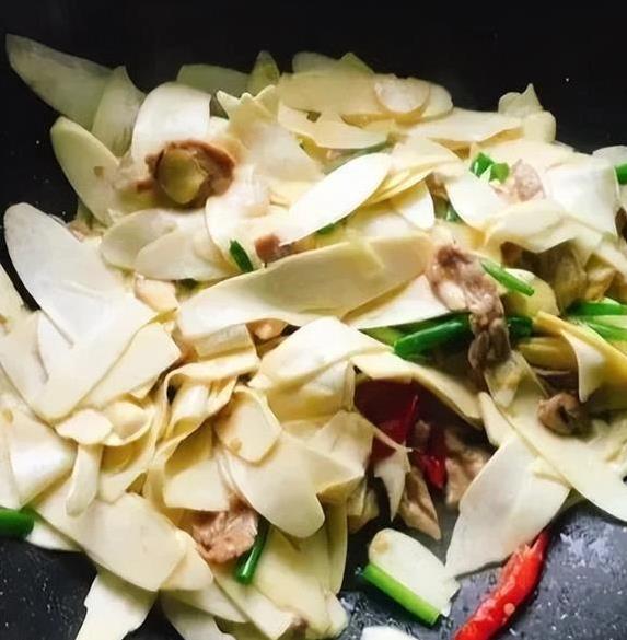 茭白炒肉香翻天，降三高神器，你家餐桌缺了它？
