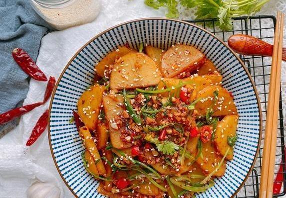 三个土豆炒一盘，香辣口感完胜小摊，你家也能成美食！