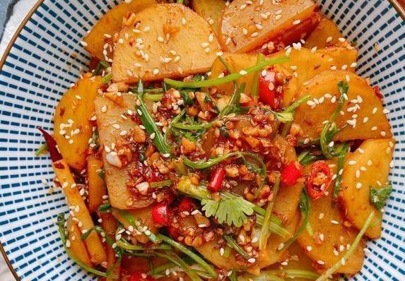 三个土豆炒一盘，香辣口感完胜小摊，你家也能成美食！