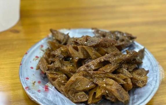 武汉小店腰子粉走红，卤藕却成爆款，客人排队只为它？