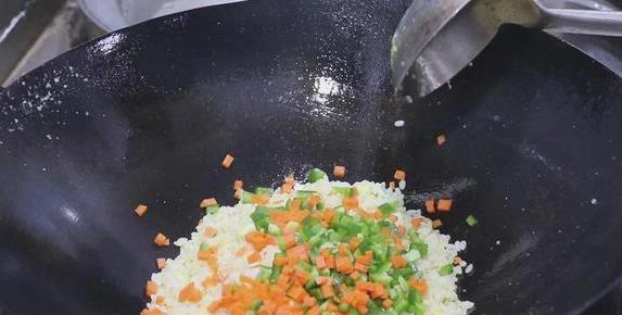 家常剩饭也能变大餐？酱油炒饭的3个秘诀，太香了！
