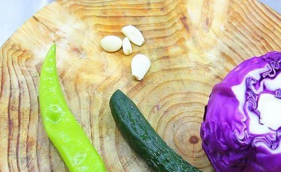 紫甘蓝凉拌真有讲究,不焯水营养全留住,10分钟做爽脆神菜