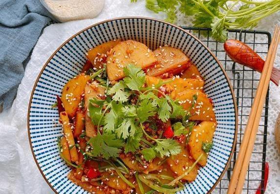 三个土豆炒一盘，香辣口感完胜小摊，你家也能成美食！