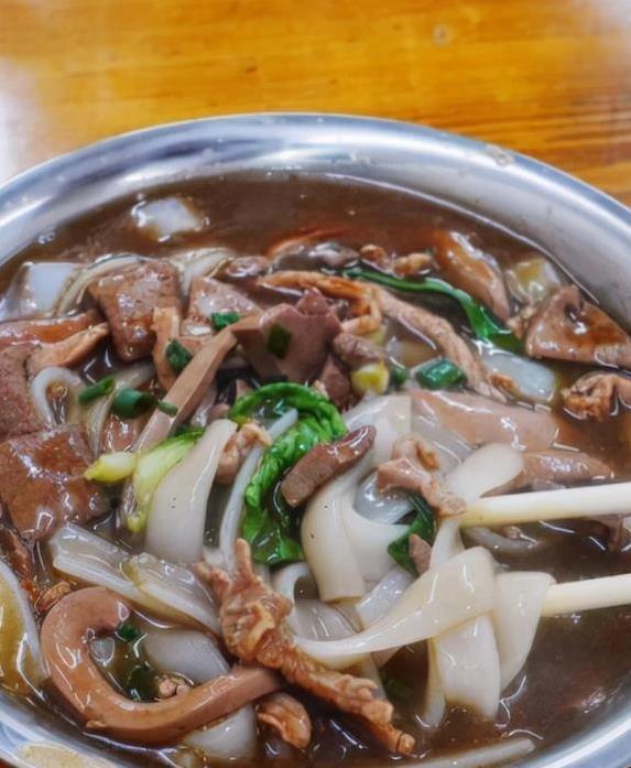 武汉小店腰子粉走红，卤藕却成爆款，客人排队只为它？