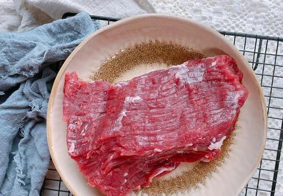 快手香菜炒牛肉，15分钟上桌，嫩得筷子夹断香辣下饭