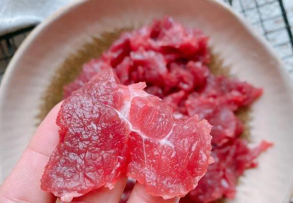 快手香菜炒牛肉，15分钟上桌，嫩得筷子夹断香辣下饭