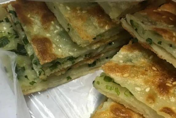 广州大叔葱油饼卖10元一斤，排队1小时不嫌累，他却不听劝？