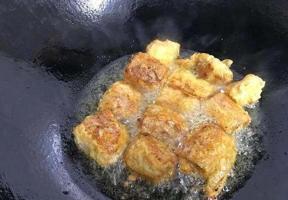 家常豆腐衣肉卷香翻天，30分钟上桌，全家抢着吃！