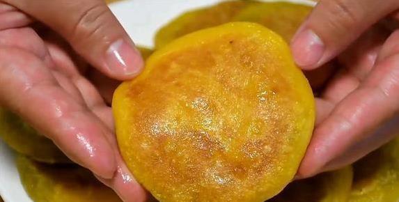 南瓜饼加红豆沙，香甜软糯全家抢，10分钟学会秘方