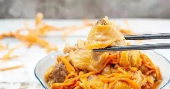 鸡肉配它蒸一蒸，20分钟出锅，鲜香营养全家抢着吃？