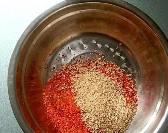 一勺羊油辣椒香翻全家，简单做法藏大秘密，你敢试吗？