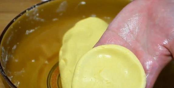 南瓜饼加红豆沙，香甜软糯全家抢，10分钟学会秘方
