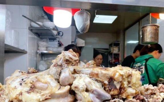 20元牛腩饭肉比饭多，汕头小店排队火爆，老板热情却藏秘密？