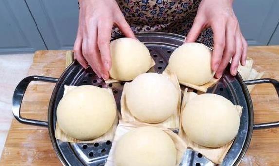 1碗玉米面3碗面粉，山东大姐教你蒸馒头，软到一口上瘾？