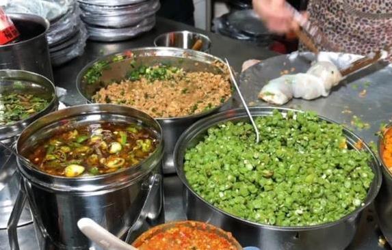 南宁夜市卷筒粉2.5元一卷，排队半小时却吃出幸福感？