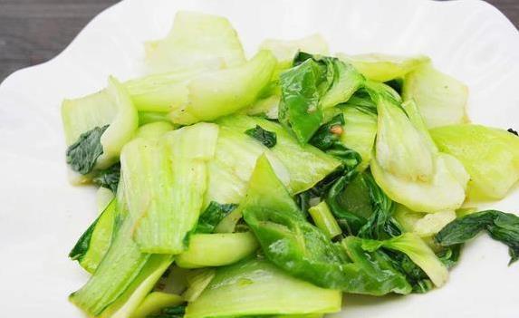 炒青菜老是发黄不入味？2个小窍门学会，秒变饭店大厨水平