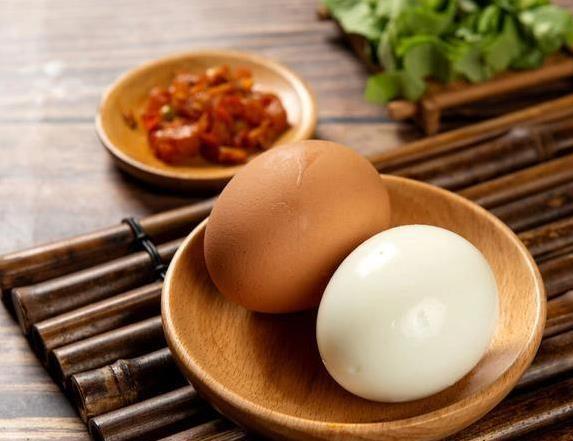 煮鸡蛋总剥壳费劲？加2味调料，8分钟出锅香嫩又好剥