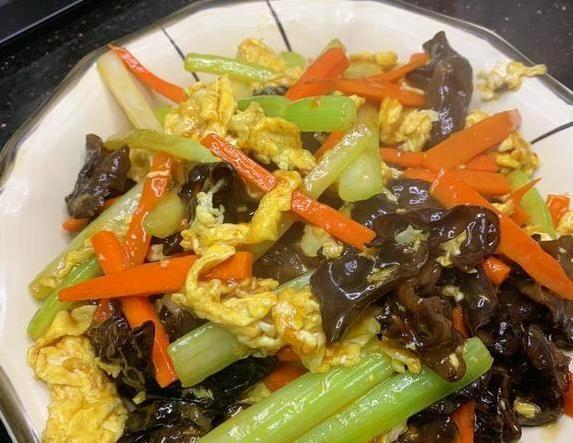 10分钟搞定晚餐！木耳西芹炒鸡蛋，营养全家都爱吃