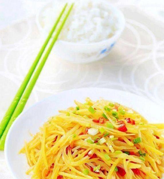 土豆丝总粘锅？3个小技巧，炒出又脆又香的家常菜！