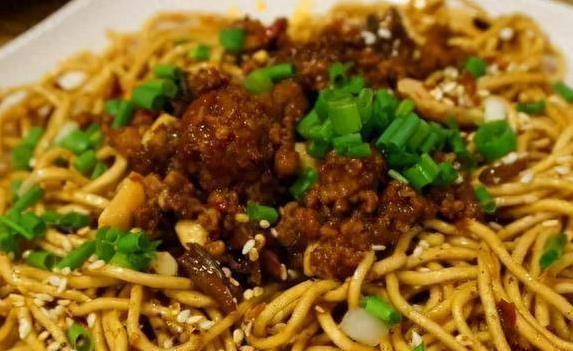 重庆破街小面馆火爆全城，麻辣味勾魂，蹲路边吃到舔盘