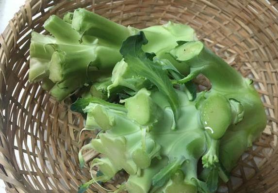 西兰花根比花还营养，扔掉太可惜，你知道咋吃吗？