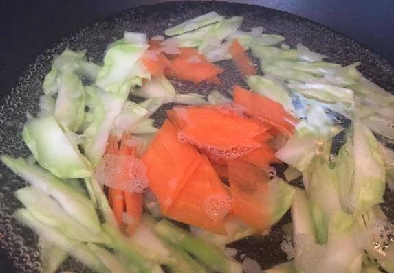 西兰花根比花还营养，扔掉太可惜，你知道咋吃吗？