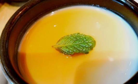 鸡蛋羹总蒸得坑坑洼洼？3个小诀窍教你做出布丁般滑嫩