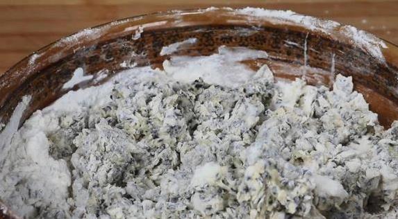 80克黑芝麻加2个鸡蛋，简单一揉，酥脆小饼干全家抢着吃