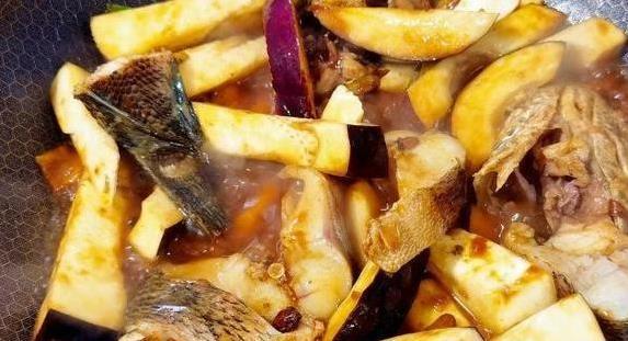 黑鱼炖茄子香翻全家，刺少肉厚营养高，15分钟出锅好吃哭？