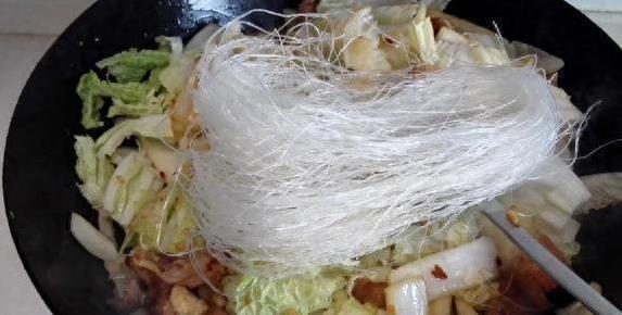 五花肉白菜炖粉丝，香到舔盘！红烧肉都比不过？